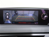 パノラミックビューモニター付きです。車両を上から見たような映像をディスプレイオーディオ画面に表示。運転席からの目視だけでは見にくい、車両周辺の状況をリアルタイムでしっかり確認できます。