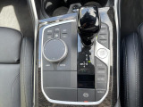 【シフトノブ】BMWの高性能オートマチックは、ATセレクトレバーを左側に倒すことで、通常の「D」から「S」(スポーツ)または「M」(マニュアル)へと切り替えが可能です。