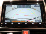 バックガイドモニター(リバース連動)で、後方を確認しながら安心して駐車することができます。運転初心者も熟練者も必須の機能ですよ!