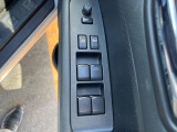 【電動格納ミラー】サイドミラーは電動格納式となっており、狭い駐車場でもキズがつくリスクを抑えられます。