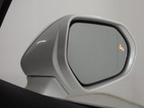 BSM(ブラインドスポットモニタ)!隣の車線を走る車両をレーダーで検知し、ドアミラーでは確認しにくい後側方エリアに存在する車両に加えて、急接近してくる車両も検知します。