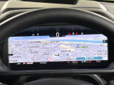 未来のコックピットのような運転席!ハンドルの奥の高画質画面は、スマホのように着せ替えできます。スピードメーターだけではなくナビの地図を画面いっぱいに映せるため、目線を外さず安全に運転できます。