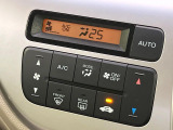 【オートエアコン】一度お好みの温度に設定すれば、車内の温度を検知し風量や温度を自動で調整。暑い&hellip;寒い&hellip;と何度もスイッチ操作をする必要はありません。快適な車内空間には必須の機能ですね♪