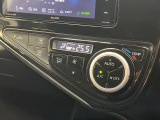 【左右独立型フルオートエアコン】運転席と助手席でそれぞれお好みの温度に設定可能。同乗者にも配慮した、快適な空調をお届け致します。