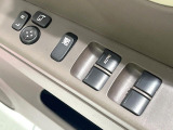 【電動格納ミラー】サイドミラーは電動格納式となっており、狭い駐車場でもキズがつくリスクを抑えられます。