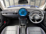 MINIの内装はとにかく『円』に拘ったデザインコンセプトが一目で伝わってきます。これほど円形に拘った車は他に御座いません。伝統のデザイン、トグルスイッチなど遊び心のある内装で御座います。
