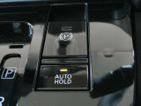 オートブレーキホールド。信号待ちなどの停車時に、ブレーキペダルを踏み続けていなくても自動的にブレーキがキープされる機能です。アクセルペダルを踏めば、ブレーキが解除され発進が可能です。