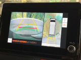 【パノラミックビューモニター】専用のカメラにより、上から見下ろしたような視点で360度クルマの周囲を確認することができます☆死角部分も確認しやすく、狭い場所での切り返しや駐車もスムーズに行えます。
