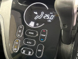 【オートエアコン】一度お好みの温度に設定すれば、車内の温度を検知し風量や温度を自動で調整。暑い&hellip;寒い&hellip;と何度もスイッチ操作をする必要はありません。快適な車内空間には必須の機能ですね♪