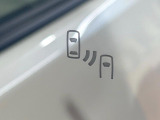 【ブラインドスポットモニター】走行中、ドアミラーの死角になりやすい箇所に後続車が接近するとサイドミラーのレンズに警告を表示!ドライバーに注意喚起をしてくれます。
