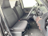 運転席まわりには十分なスペースがあり、大柄な方でもゆったり運転していただける環境です。