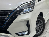 【LEDヘッドライト】悪天候や夜間走行時も良好な視界を確保し安心して運転できる高輝度LEDヘッドライトを装備!点灯速度が早く、消費電力も抑えられています。