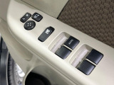 【電動格納ミラー】サイドミラーは電動格納式となっており、狭い駐車場でもキズがつくリスクを抑えられます。
