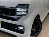 【LEDヘッドライト】悪天候や夜間走行時も良好な視界を確保し安心して運転できる高輝度LEDヘッドライトを装備!点灯速度が早く、消費電力も抑えられています。