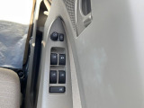 【電動格納ミラー】サイドミラーは電動格納式となっており、狭い駐車場でもキズがつくリスクを抑えられます。