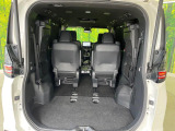 普段のお買い物や通勤、送迎等に十分な荷室スペースを確保しております。3列目を跳ね上げると、大きな荷物の積載も可能です♪