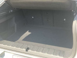 【トランクルーム】全面をファブリック処理し荷物に傷がつくのを防ぎます。ラゲージルーム照明を装着。背もたれをほぼ水平まで倒すことが出来ます。大きな荷物の収納にも便利です。