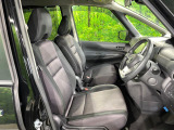 運転席まわりには十分なスペースがあり、大柄な方でもゆったり運転していただける環境です。