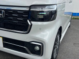 【LEDヘッドライト】悪天候や夜間走行時も良好な視界を確保し安心して運転できる高輝度LEDヘッドライトを装備!点灯速度が早く、消費電力も抑えられています。