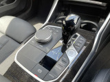 【シフトノブ】BMWの高性能オートマチックは、ATセレクトレバーを左側に倒すことで、通常の「D」から「S」(スポーツ)または「M」(マニュアル)へと切り替えが可能です。