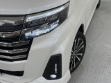 【LEDヘッドライト】悪天候や夜間走行時も良好な視界を確保し安心して運転できる高輝度LEDヘッドライトを装備!点灯速度が早く、消費電力も抑えられています。