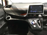 スタイリッシュなデザインのインパネ。各操作スイッチは使いやすい位置に配置されてます。