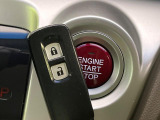 【Hondaスマートキー】カバンやポケットに入れたままでもドアの施錠・解錠が可能なスマートキーを装備。エンジンのオン・オフ時もカギを取り出す必要が無いからとっても便利です♪