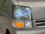 【LEDヘッドライト】悪天候や夜間走行時も良好な視界を確保し安心して運転できる高輝度LEDヘッドライトを装備!点灯速度が早く、消費電力も抑えられています。