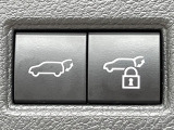 【パワーバックドア】スマートキーや運転席のボタンを押すだけでリアゲートが自動で開閉します!荷物を持っている時や、高い位置にあるバックドアを閉める際に便利な機能です♪