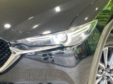 【LEDヘッドライト】悪天候や夜間走行時も良好な視界を確保し安心して運転できる高輝度LEDヘッドライトを装備!点灯速度が早く、消費電力も抑えられています。