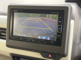 【バックカメラ】駐車時に後方がリアルタイム映像で確認できます。大型商業施設や立体駐車場での駐車時や、夜間のバック時に大活躍!運転スキルに関わらず、今や必須となった装備のひとつです!