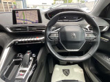 プジョーの特徴でもある小径ハンドル。女性の方でも運転しやすいです♪