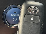 【スマートキー】カバンやポケットに入れたままでもドアの施錠・解錠が可能なスマートキーを装備。エンジンのオン・オフ時もカギを取り出す必要が無いからとっても便利です♪