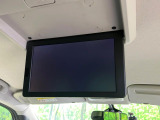 【フリップダウンモニター】大画面モニターで後席でもエンタメをお楽しみいただけます。小さなお子様にも大人気の装備です♪