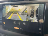 ボディの目立たない位置に設置された4台のデジタルカメラにより、車の周囲360度のオーバーヘッドビュー表示。それぞれのカメラを単独もしくは2か所表示することも可能。狭い場所や出入口なども安心できます!