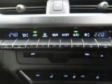 左右独立温度コントロールフルオートエアコンです。運転席、助手席それぞれで独立して温度設定ができます。冷え性の方が乗っても安心ですね♪