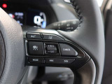 アダプティブクルーズコントロール機能付きです。走行中に先行車の様子を検知しながら、設定した車速の範囲内で先行車との距離のキープを支援します。詳細は販売店スタッフまでおたずねください。