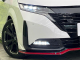 【LEDヘッドライト】悪天候や夜間走行時も良好な視界を確保し安心して運転できる高輝度LEDヘッドライトを装備!点灯速度が早く、消費電力も抑えられています。
