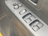 【電動格納ミラー】サイドミラーは電動格納式となっており、狭い駐車場でもキズがつくリスクを抑えられます。