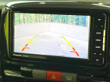 【バックカメラ】駐車時に後方がリアルタイム映像で確認できます。大型商業施設や立体駐車場での駐車時や、夜間のバック時に大活躍!運転スキルに関わらず、今や必須となった装備のひとつです!
