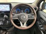 インテリアに合わせたデザインのステアリングは、運転される方のことも考え、運転しやすい形状、大きさです。是非一度、実際に触ってお確かめください。