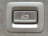 【パワーバックドア】スマートキーや運転席のボタンを押すだけでリアゲートが自動で開閉します!荷物を持っている時や、高い位置にあるバックドアを閉める際に便利な機能です♪