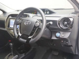 見通しのよいすっきりとした視界で、誰でも運転しやすいです。運転のしやすさは疲れにくさにも繋がります高いホールド性で運転姿勢が安定します。長距離ドライブでも疲れにくいのが魅力です。