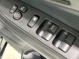 【電動格納ミラー】サイドミラーは電動格納式となっており、狭い駐車場でもキズがつくリスクを抑えられます。