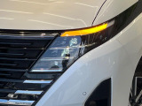 【LEDヘッドライト】悪天候や夜間走行時も良好な視界を確保し安心して運転できる高輝度LEDヘッドライトを装備!点灯速度が早く、消費電力も抑えられています。