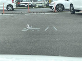 【ヘッドアップディスプレイ(HUD)】フロントウインドウガラスに走行情報を投影します。運転中の目線と重なるように表示されるので、少ない視線移動で速度が確認できるので、 ドライビングに集中できます!