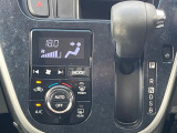 【オートエアコン】一度お好みの温度に設定すれば、車内の温度を検知し風量や温度を自動で調整。暑い&hellip;寒い&hellip;と何度もスイッチ操作をする必要はありません。快適な車内空間には必須の機能ですね♪