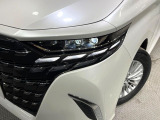 【LEDヘッドライト】悪天候や夜間走行時も良好な視界を確保し安心して運転できる高輝度LEDヘッドライトを装備!点灯速度が早く、消費電力も抑えられています。
