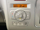 【オートエアコン】一度お好みの温度に設定すれば、車内の温度を検知し風量や温度を自動で調整。暑い&hellip;寒い&hellip;と何度もスイッチ操作をする必要はありません。快適な車内空間には必須の機能ですね♪