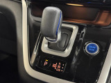 【シフトレバー】近年のハイブリッド車特有のスマートなシフトレバー。身近に触れるポイントですが、先進的で近未来のような印象を受けますね。